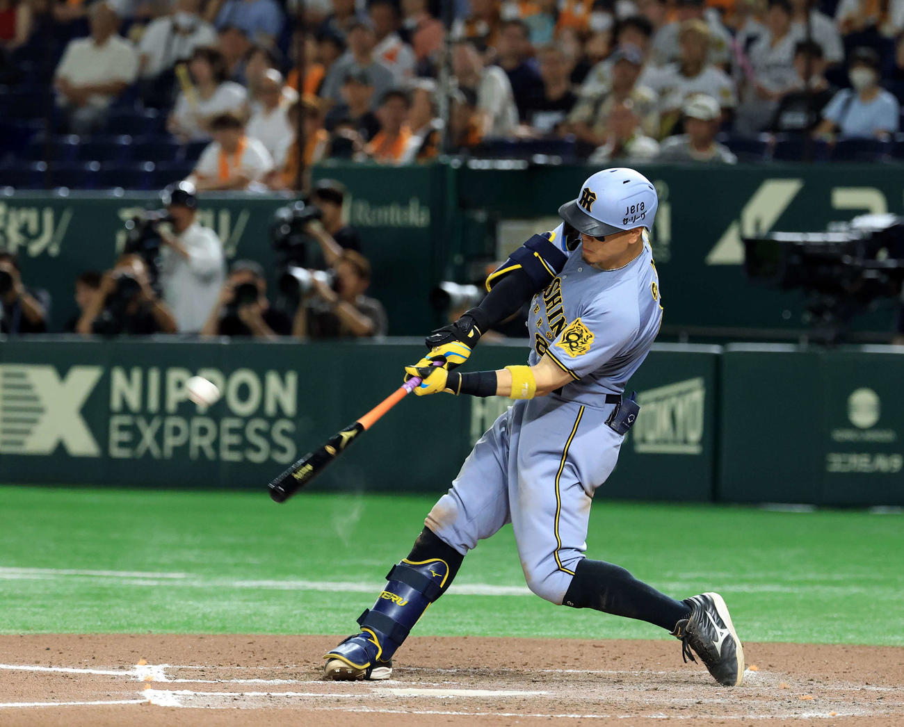巨人対阪神　11回表阪神1死一塁、佐藤輝は2点本塁打を放つ（撮影・浅見桂子）