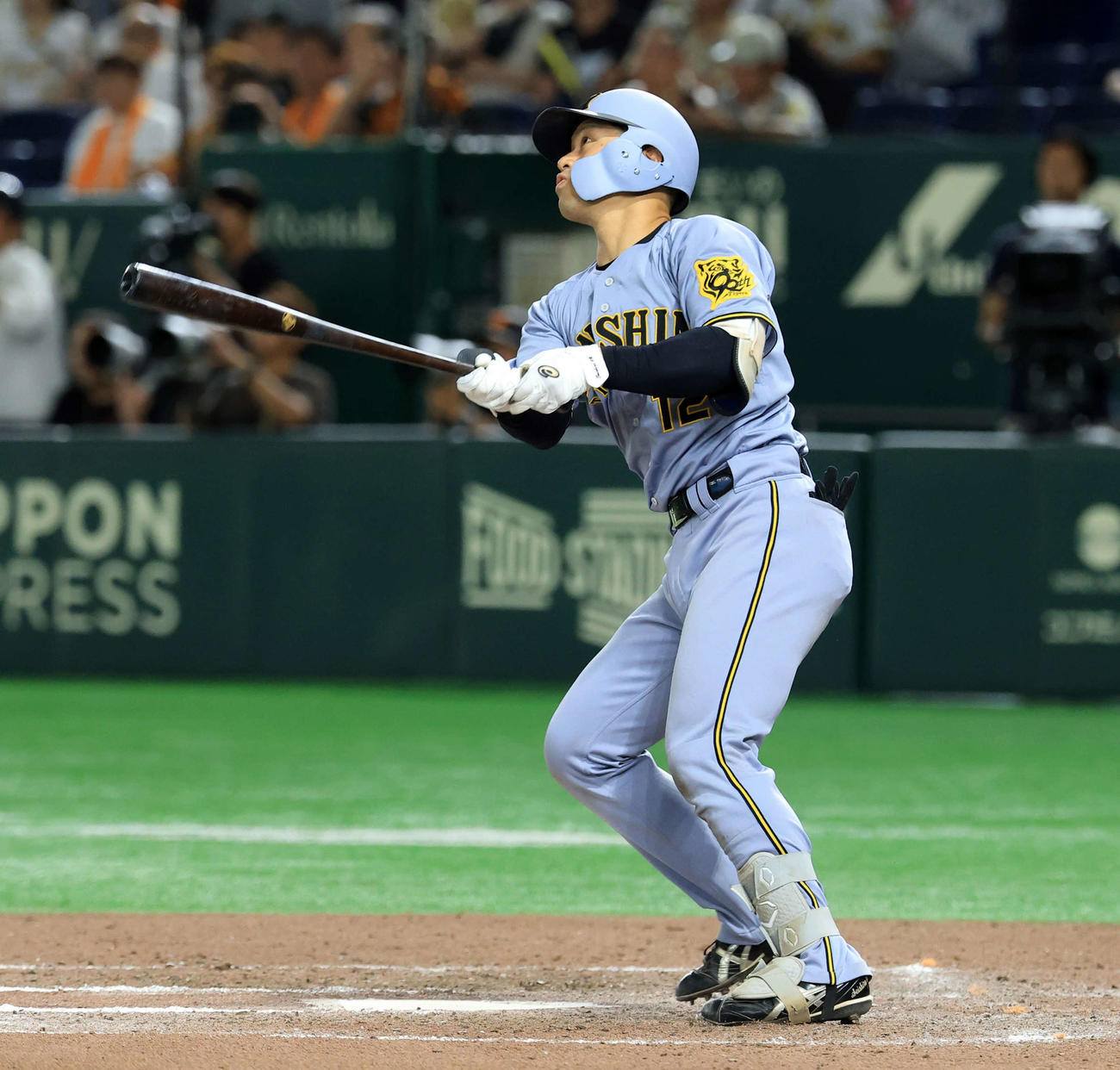 巨人対阪神　11回表阪神2死一塁、坂本は2点本塁打を放つ（撮影・浅見桂子）