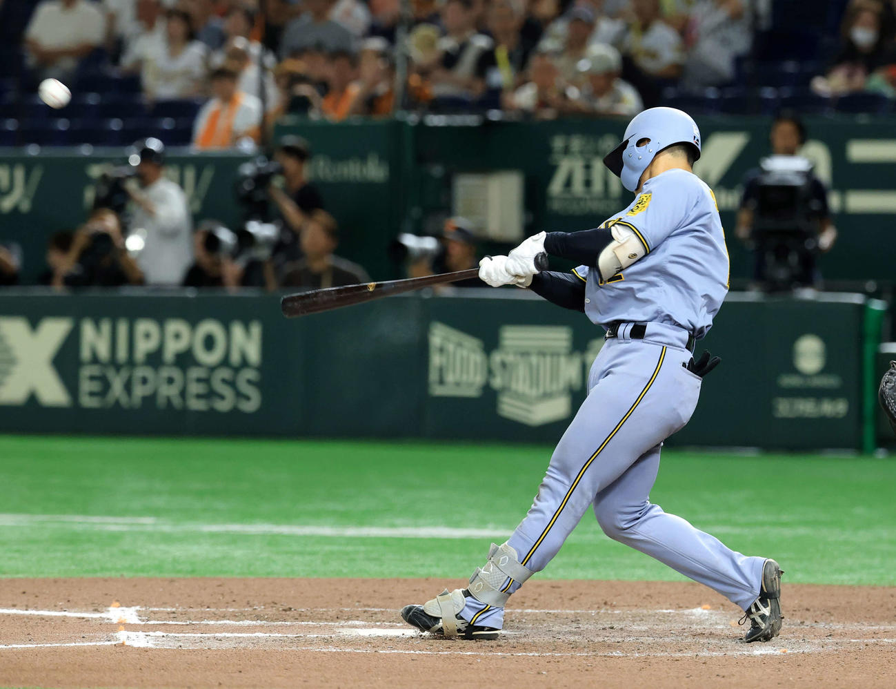 巨人対阪神　11回表阪神2死一塁、坂本は2点本塁打を放つ（撮影・浅見桂子）