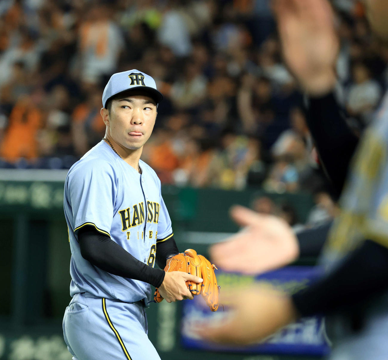 巨人対阪神　8回裏巨人を抑えた石井は厳しい表情で引き揚げる（撮影・浅見桂子）