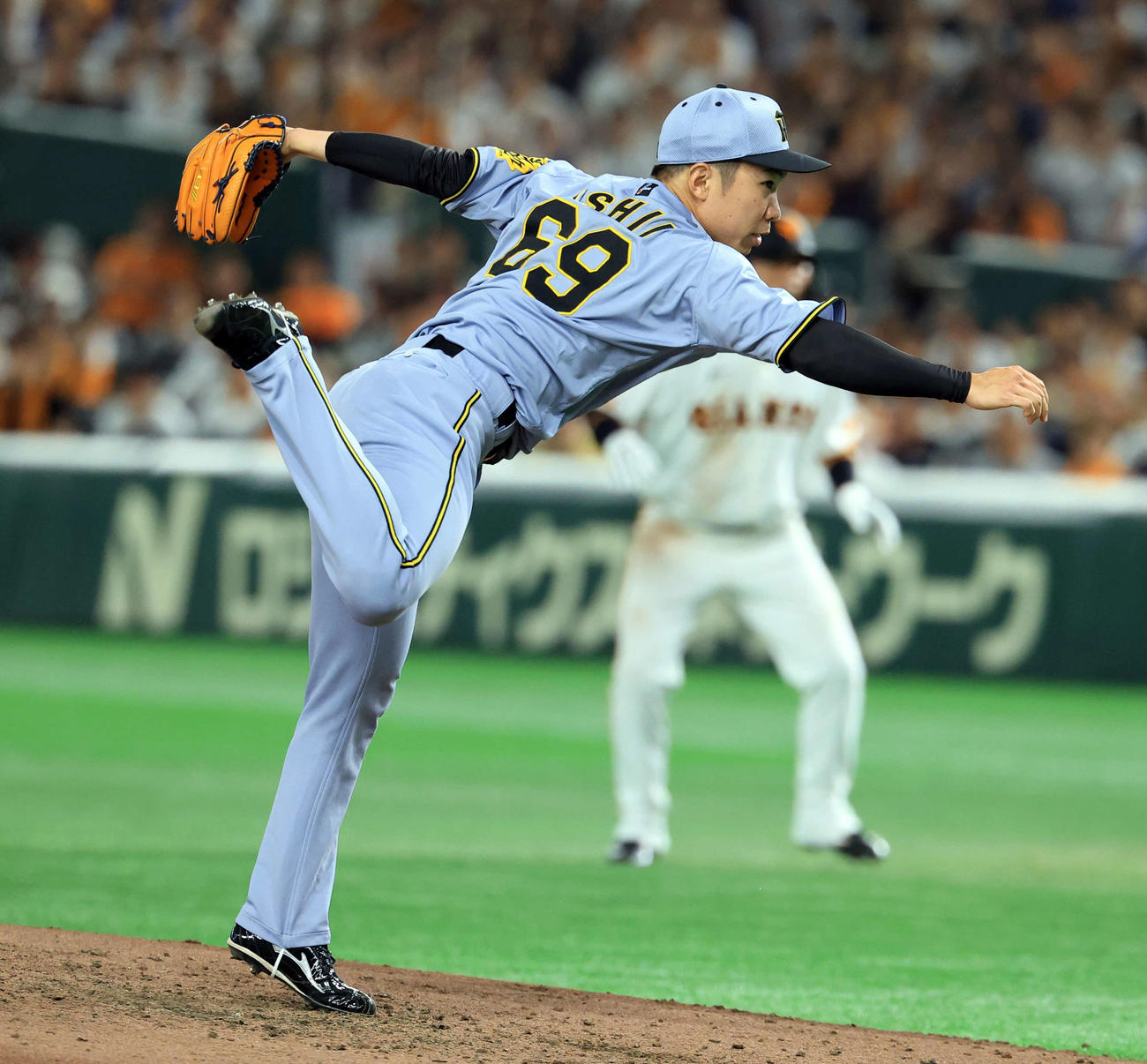巨人対阪神　8回裏巨人を抑えた石井（撮影・浅見桂子）