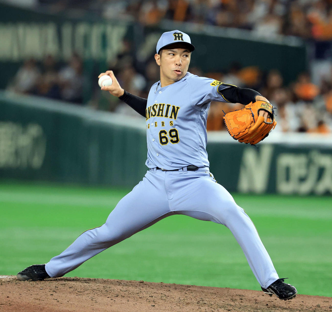 巨人対阪神　8回裏巨人を抑えた石井（撮影・浅見桂子）