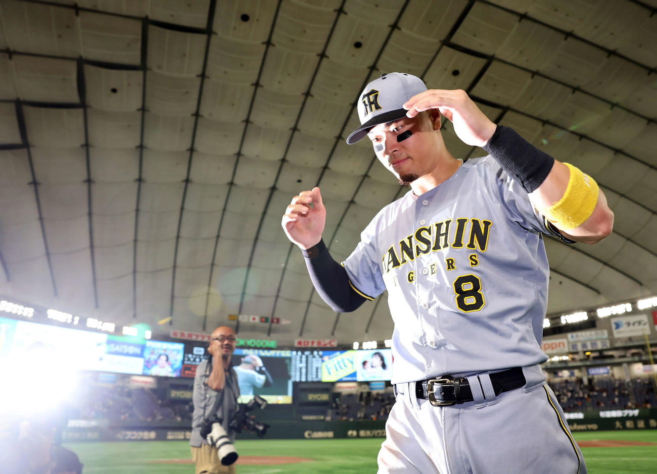 巨人対阪神　ヒーローインタビュー後、ストロボを浴びて引き揚げる阪神佐藤輝（撮影・浅見桂子）