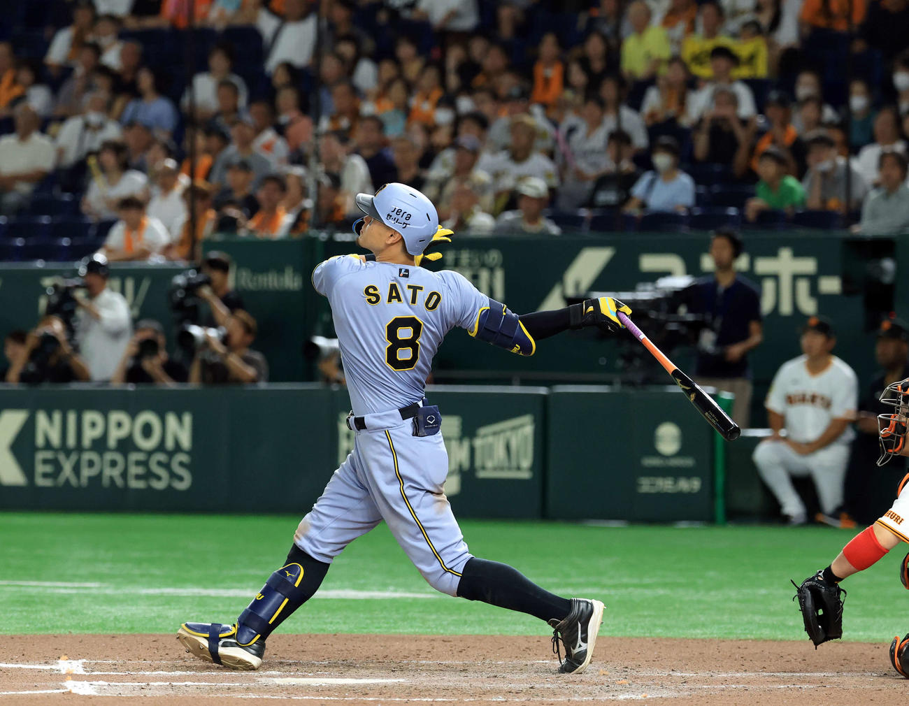巨人対阪神　11回表阪神1死一塁、佐藤輝は2点本塁打を放つ（撮影・浅見桂子）
