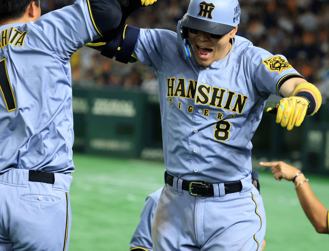 巨人対阪神　11回表阪神1死一塁、佐藤輝は2点本塁打を放ち森下とジャンピングタッチ（撮影・浅見桂子）