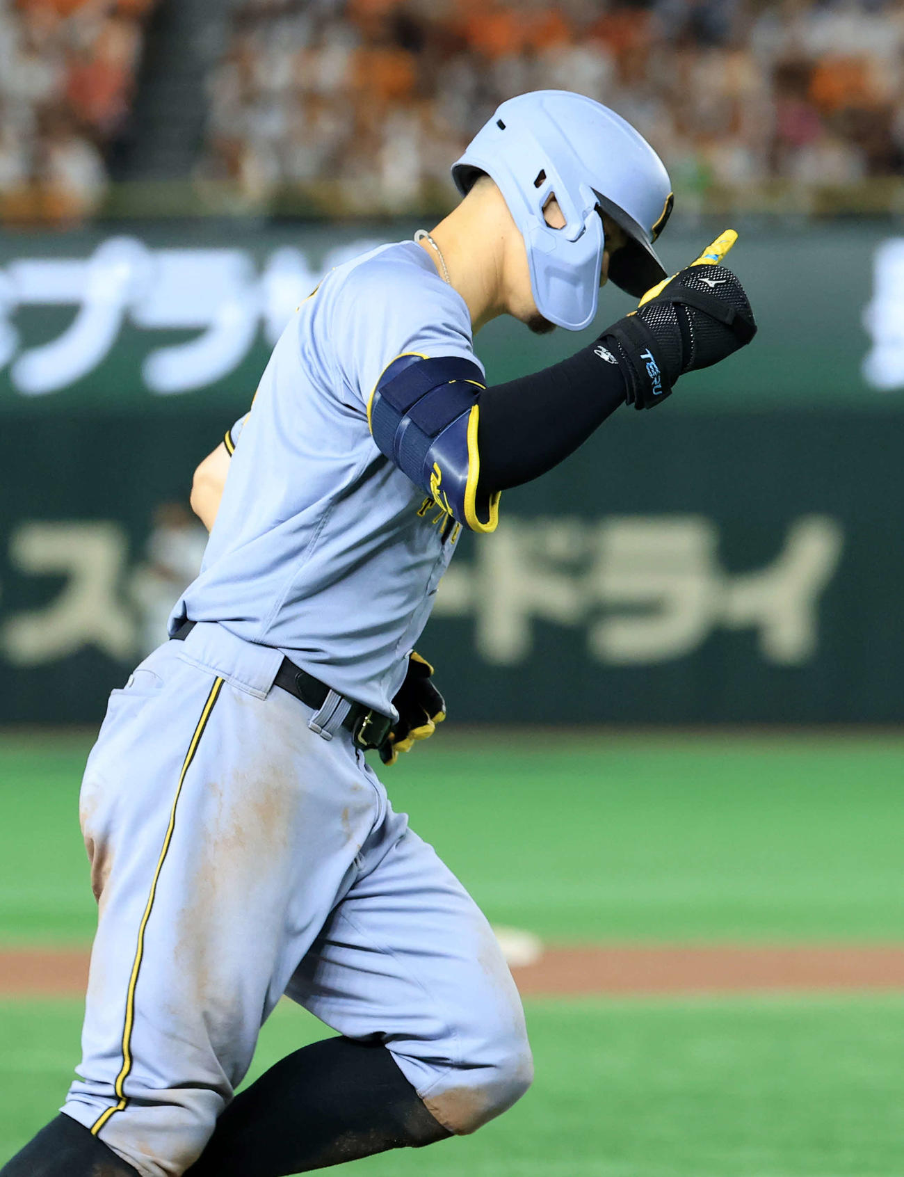 巨人対阪神　11回表阪神1死一塁、佐藤輝は2点本塁打を放ち指さし三塁を回る（撮影・浅見桂子）
