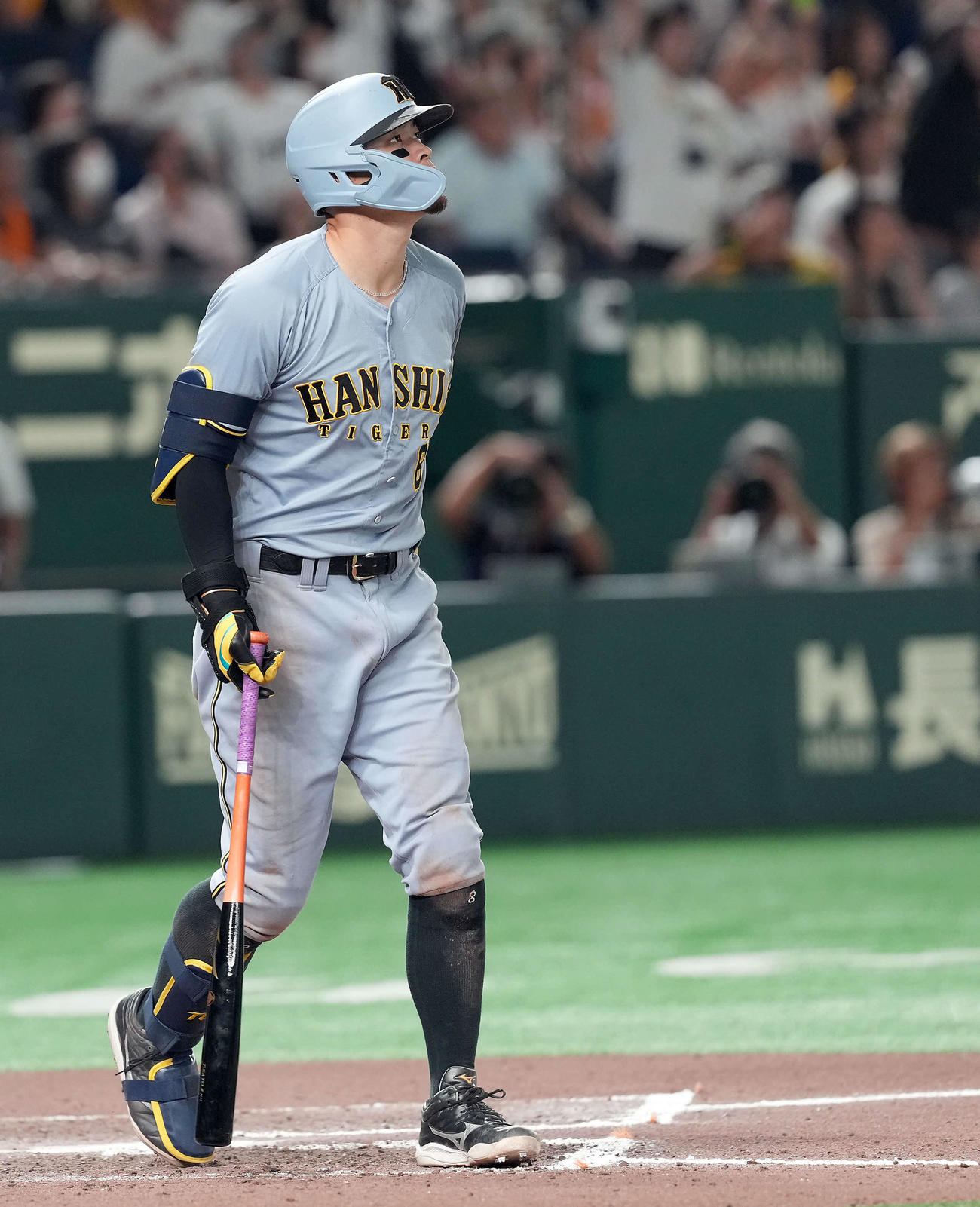 巨人対阪神　11回表阪神1死一塁、右中間に2点本塁打を放った佐藤輝（撮影・たえ見朱実）