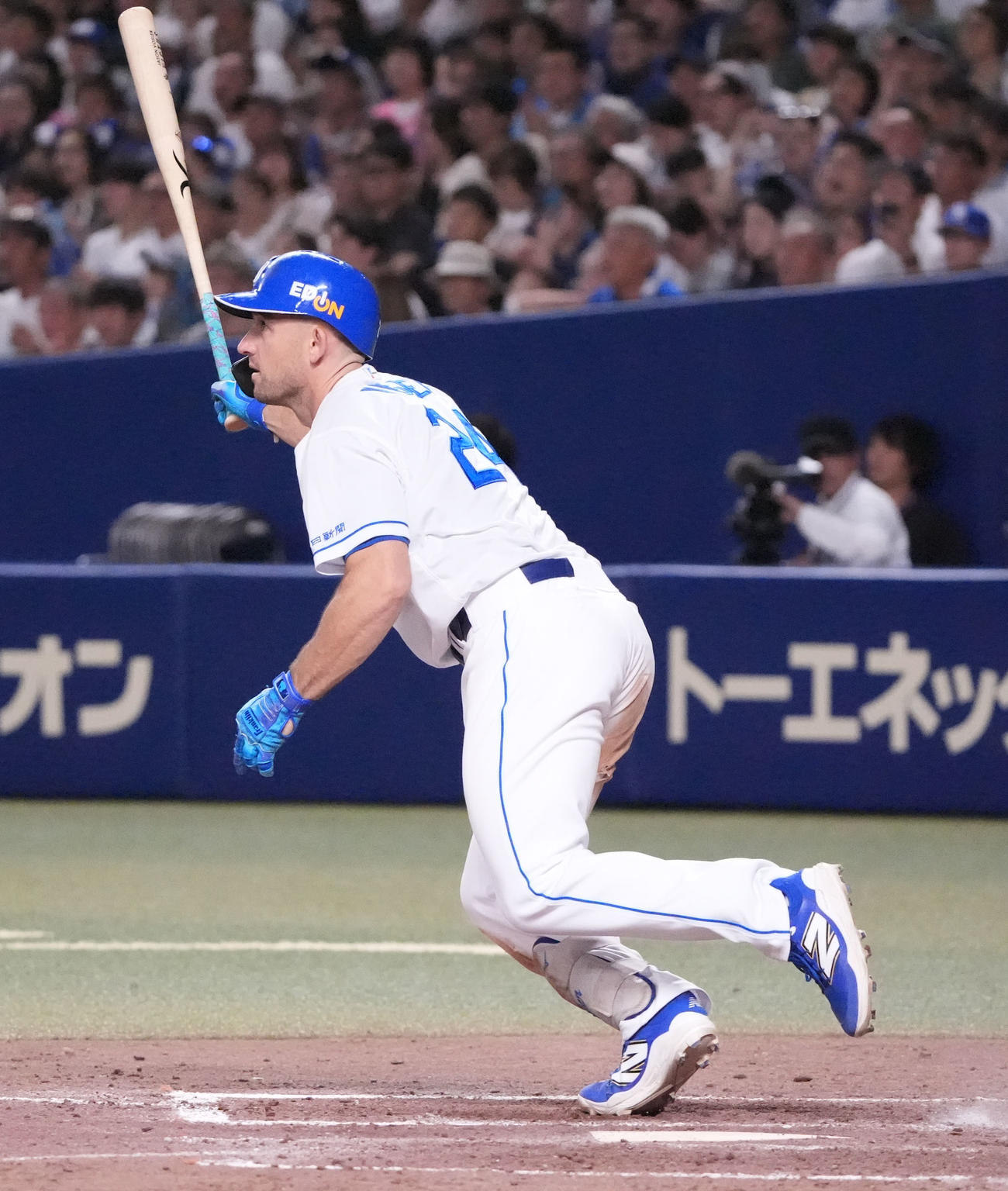 中日対DeNA 5回裏中日1死満塁、中前2点適時打を放つボスラー（撮影・森本幸一）