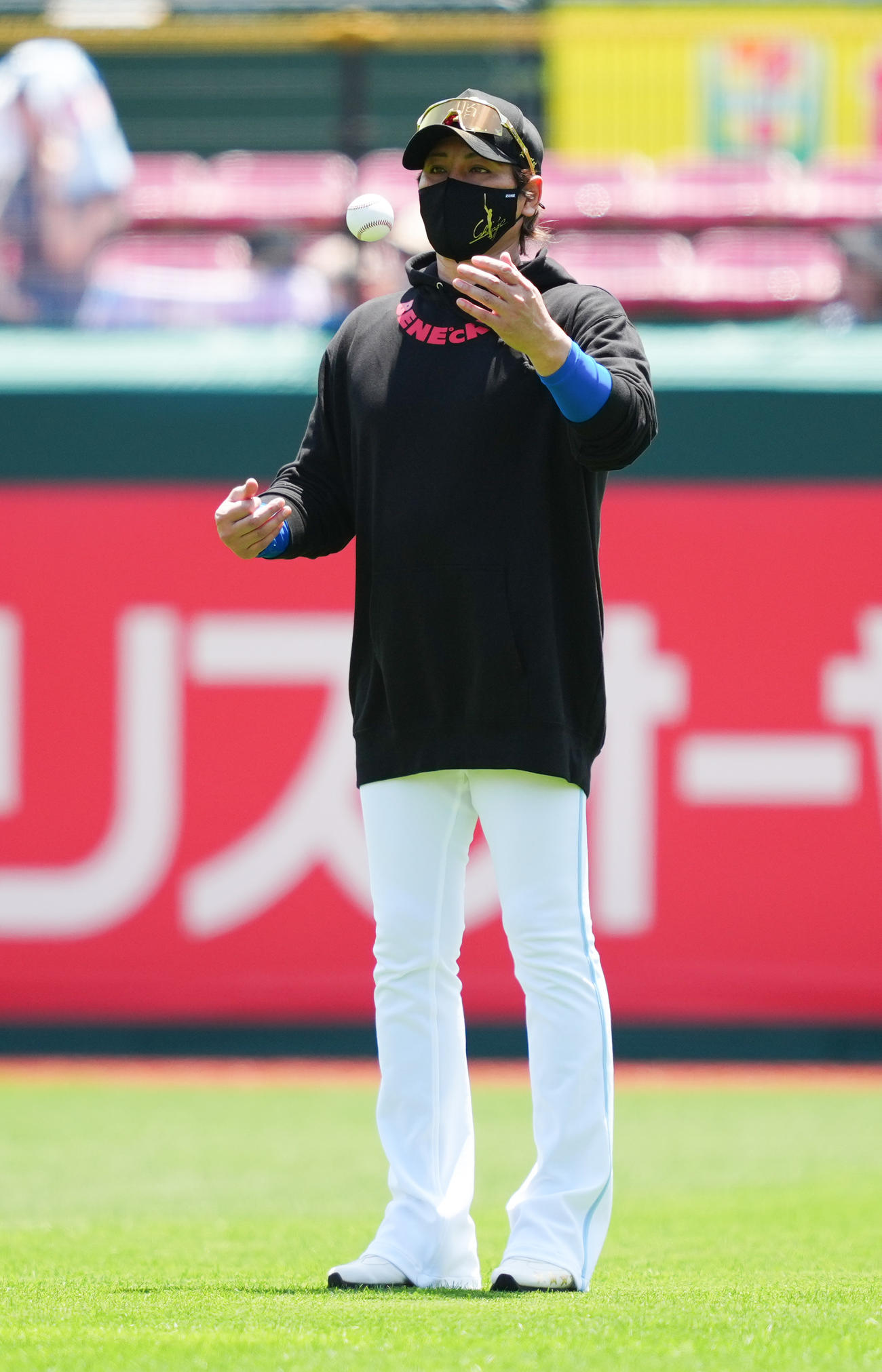 楽天対日本ハム　試合前練習でボールを投げる日本ハム新庄監督（撮影・鈴木みどり）