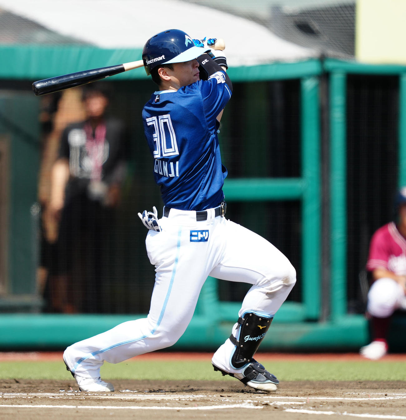 楽天対日本ハム　1回表日本ハム1死一、三塁、先制の中前適時打を放つ郡司（撮影・鈴木みどり）