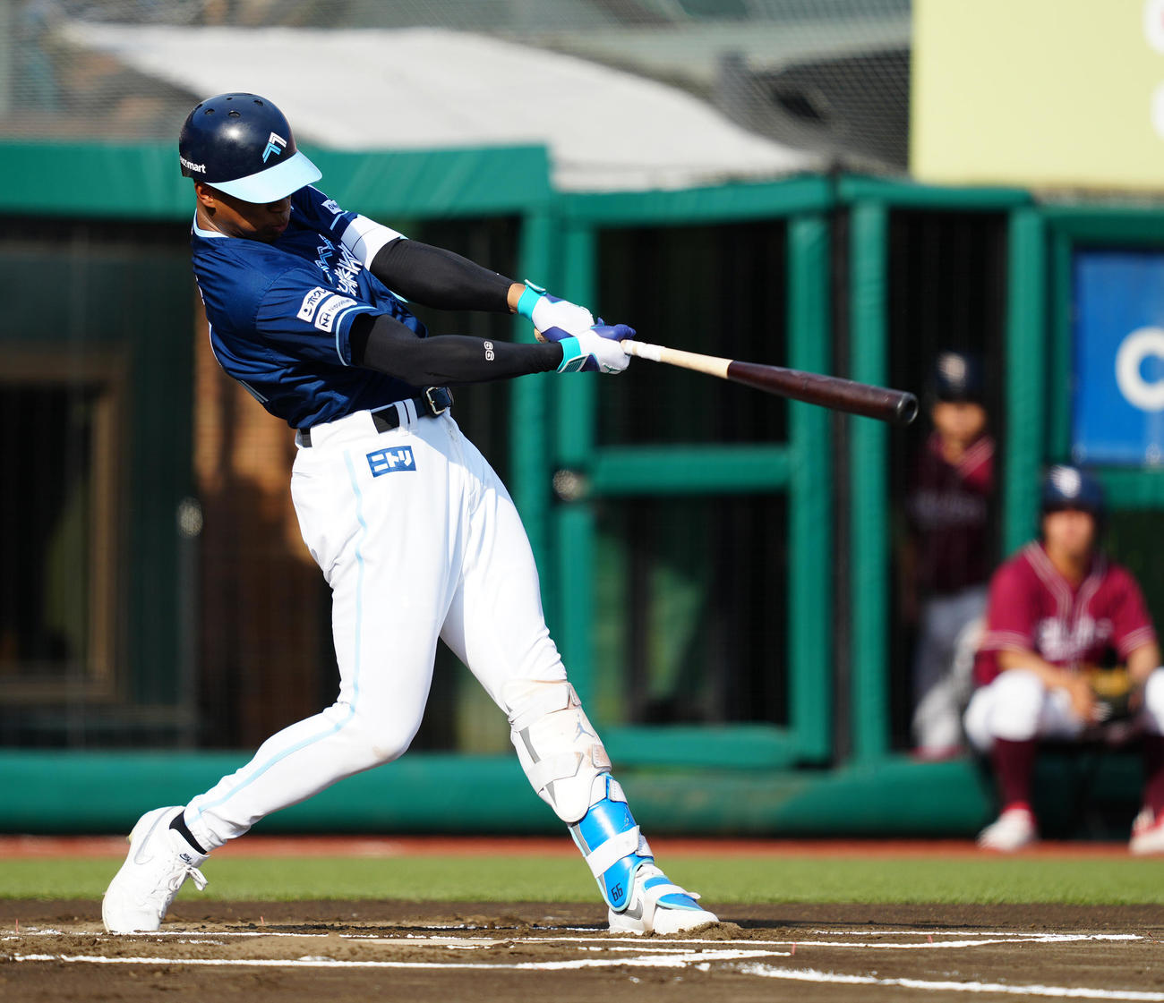 楽天対日本ハム　6回表日本ハム1死、左越えソロ本塁打を放つ万波（撮影・鈴木みどり）