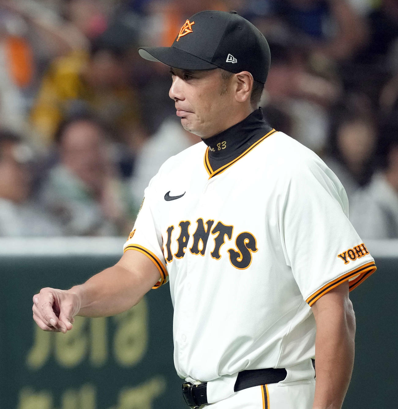 投手交代を告げベンチに引き揚げる巨人阿部監督（撮影・たえ見朱実）