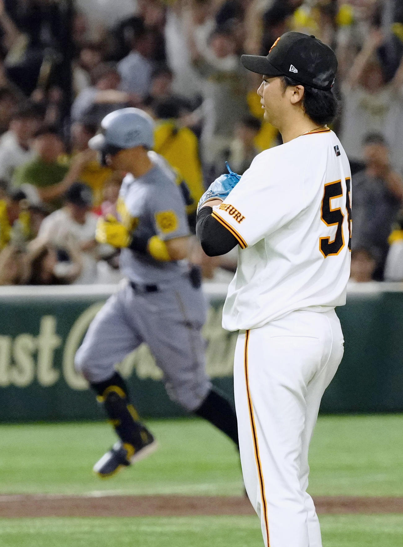 11回、阪神・佐藤輝（奥）に先制2ランを浴びた巨人・船迫（共同）