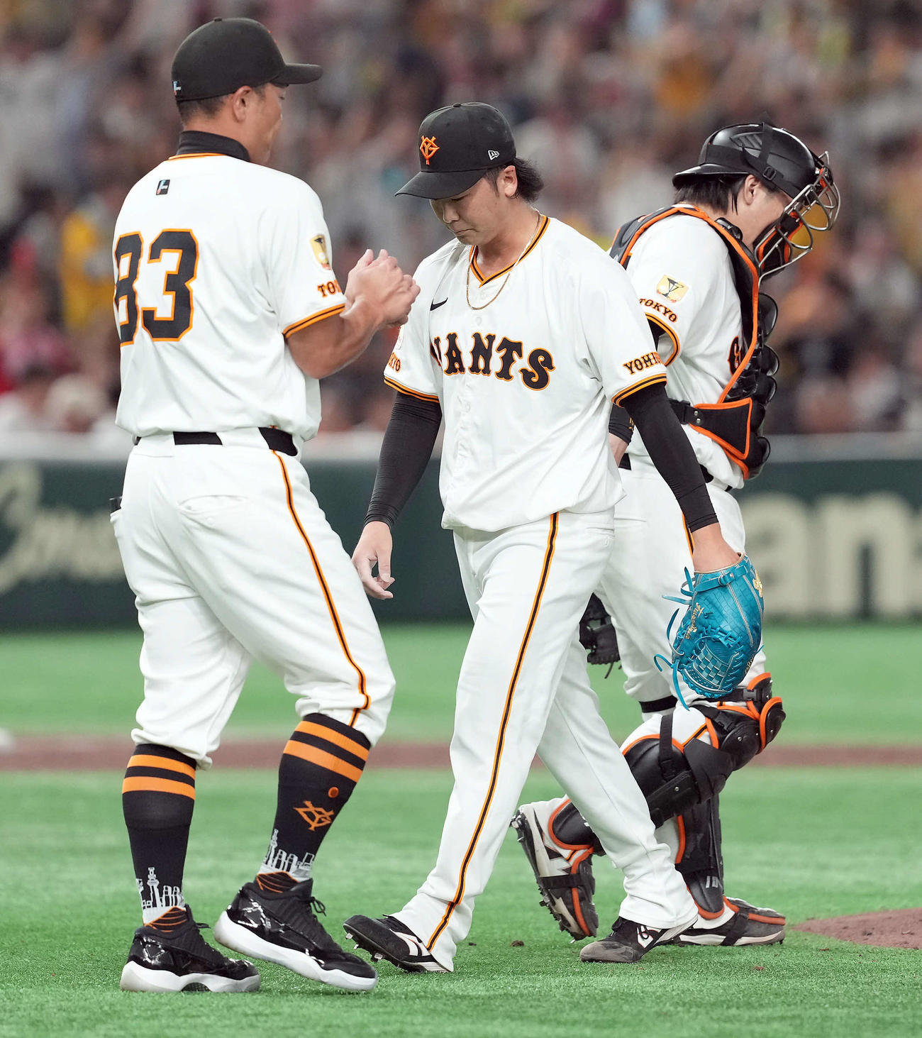 巨人対阪神　11回からマウンドに上がり、4失点で降りる巨人船迫（撮影・たえ見朱実）