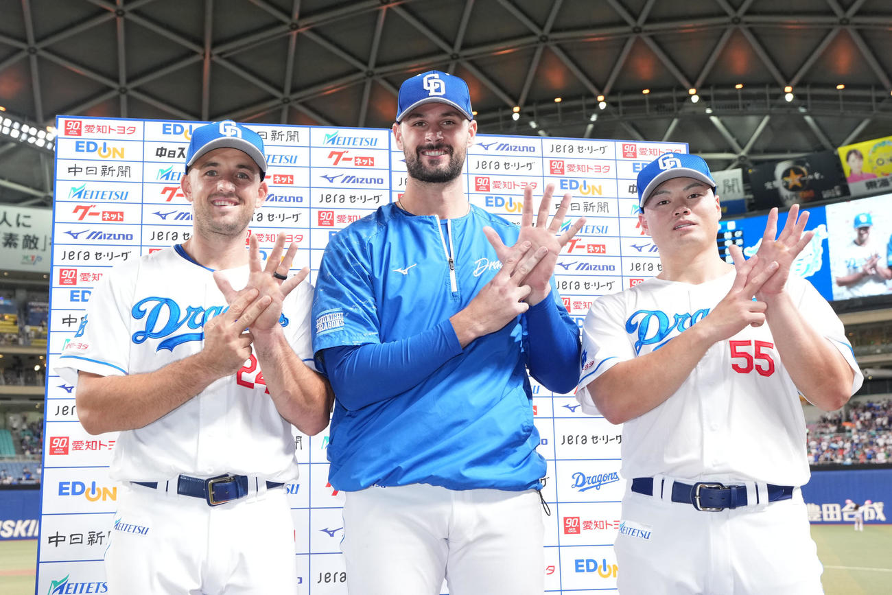 中日対DeNA　ヒーローインタビューを終えポーズを決める左からボスラー、マラー、細川（撮影・森本幸一）