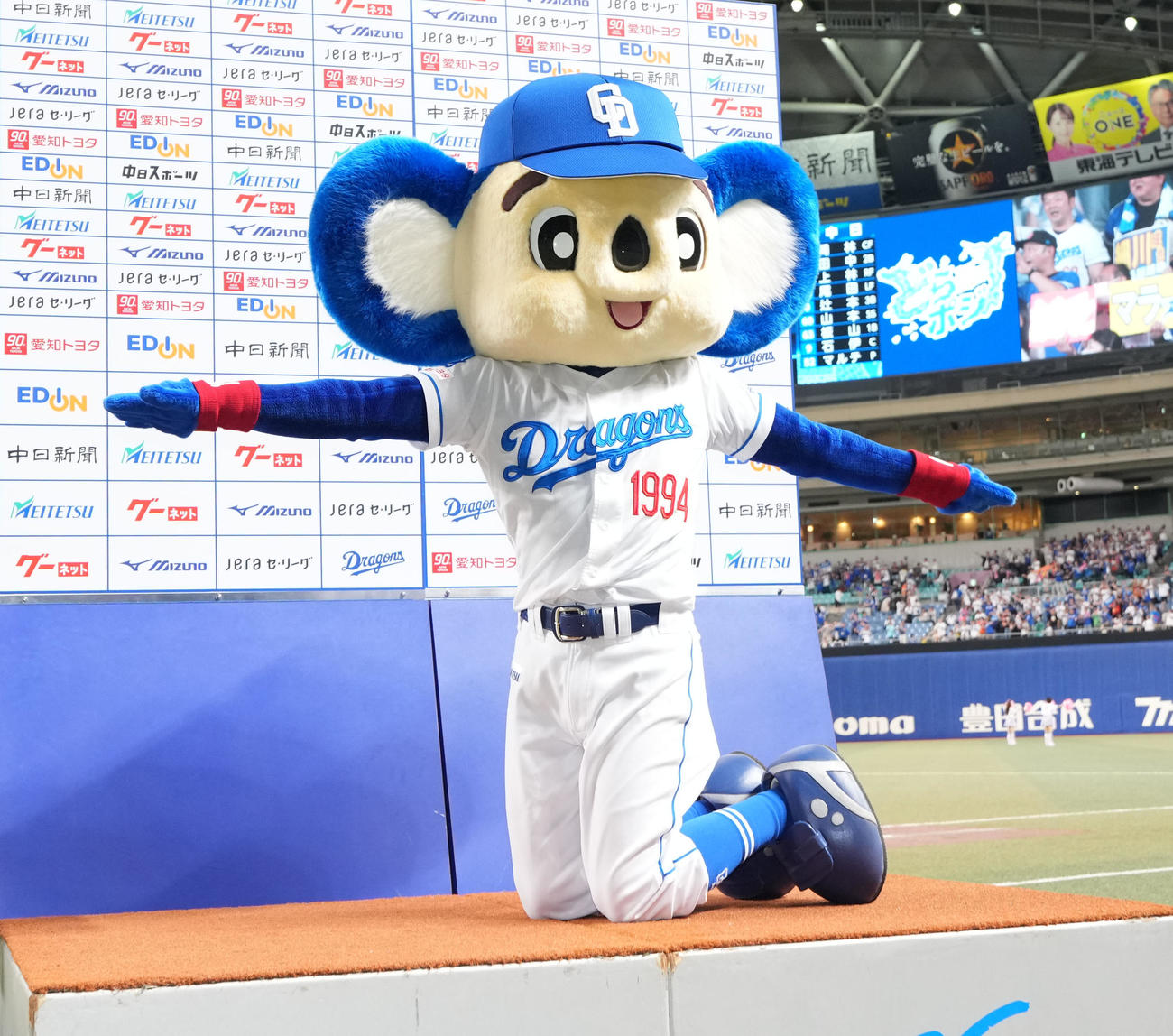 中日対DeNA　お立ち台で漢字の七で7連勝を表現するドアラ（撮影・森本幸一）