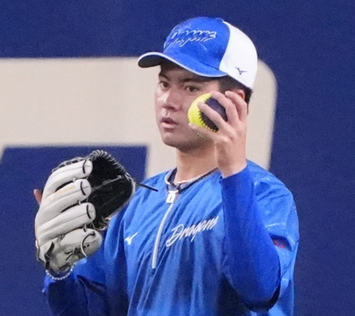 中日対DeNA　試合前、キャッチボールをする金丸（撮影・森本幸一）
