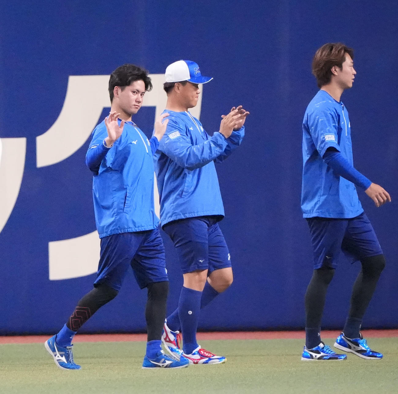 中日対DeNA　試合前、金丸（左）はストレッチをする（撮影・森本幸一）