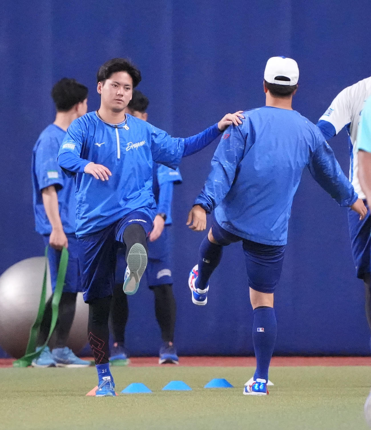 中日対DeNA　試合前、金丸（左から2人目）はウォーミングアップで調整する（撮影・森本幸一）