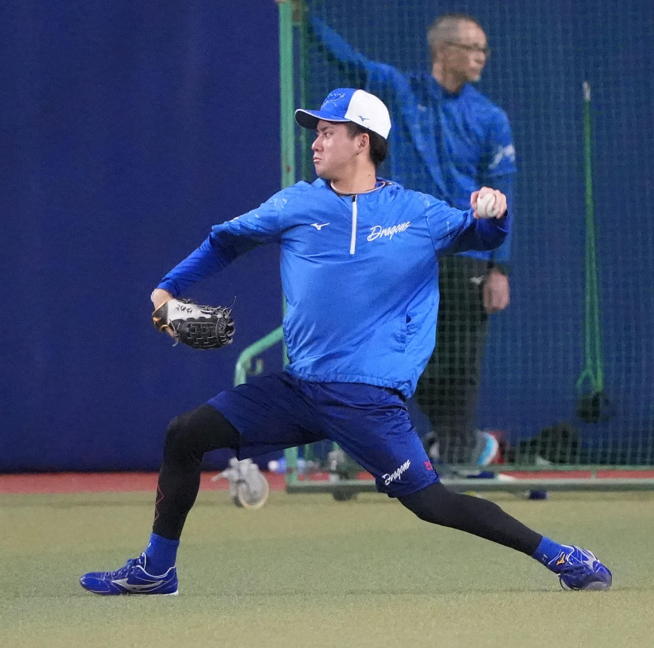 中日対DeNA　試合前、キャッチボールをする金丸（撮影・森本幸一）