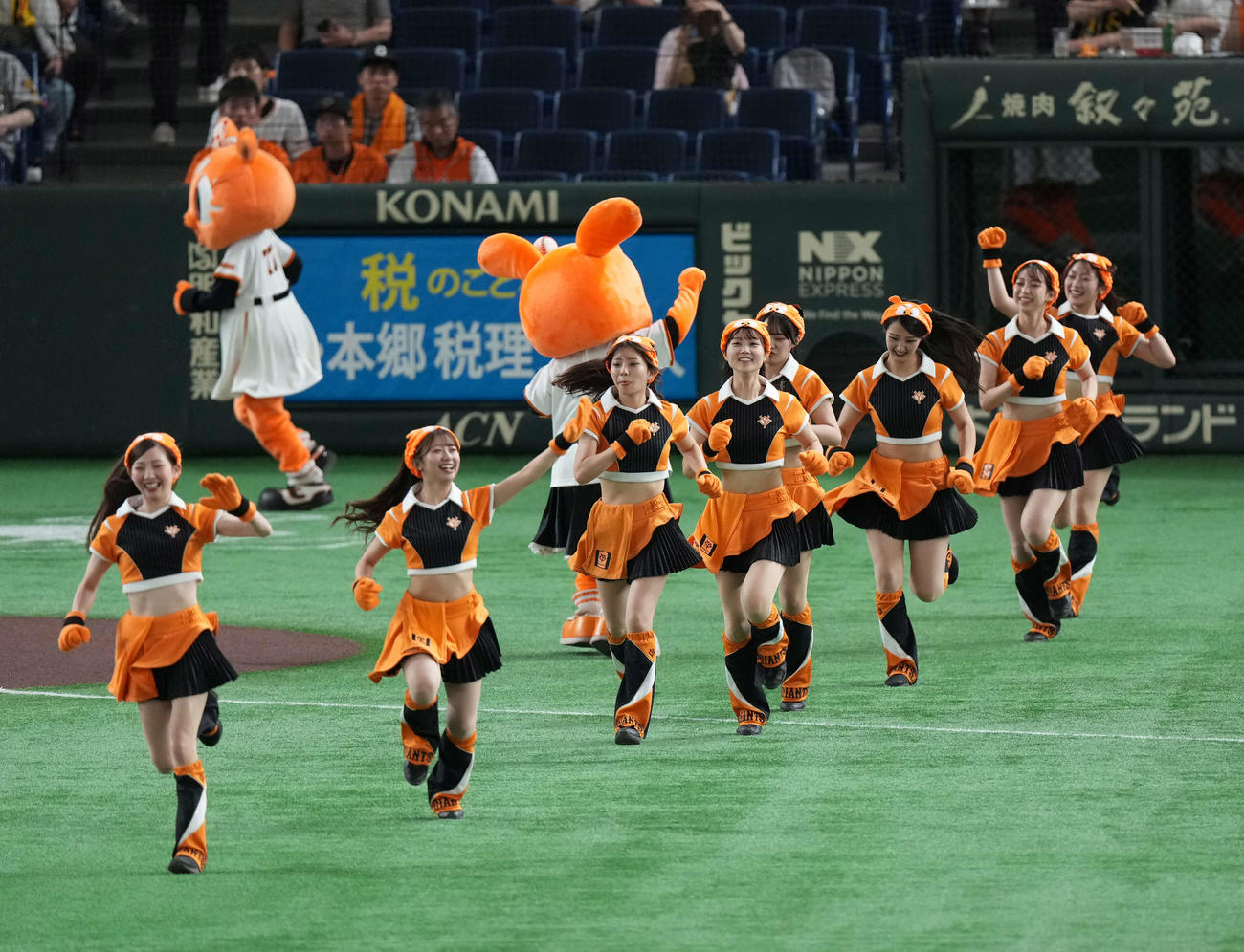 巨人対阪神　巨人のマスコットガール「ヴィーナス」（撮影・井上学）