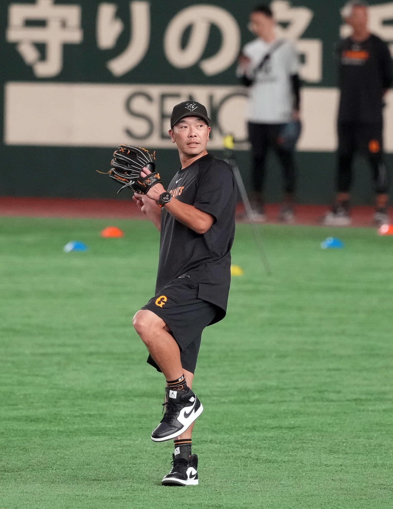 巨人対阪神　外野で練習を見る巨人阿部監督（撮影・たえ見朱実）