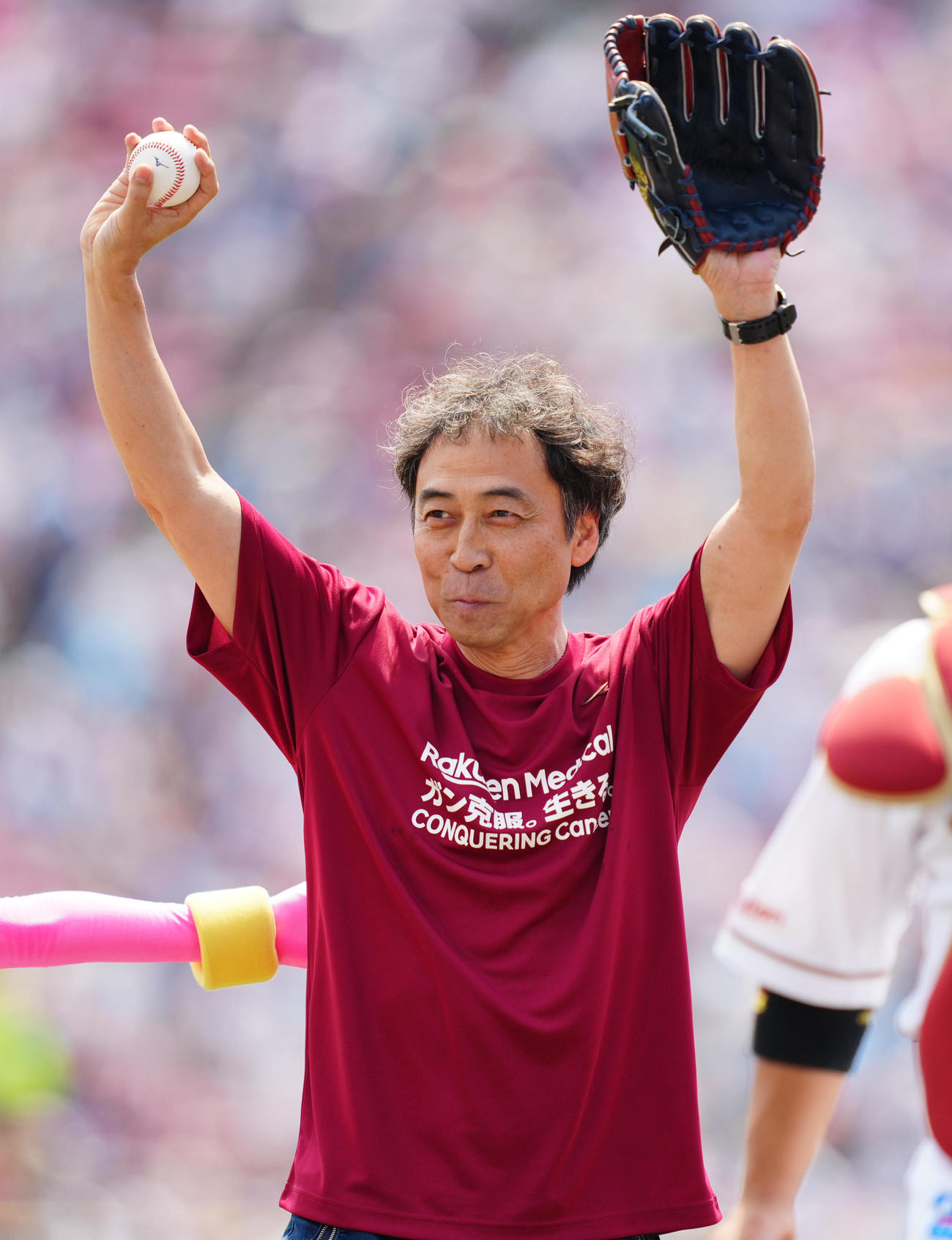 楽天対日本ハム　始球式を終え、手を振るペナルティのワッキー（撮影・鈴木みどり）