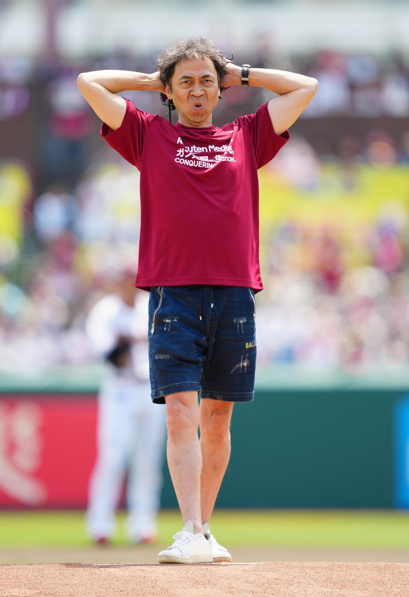 楽天対日本ハム　始球式で投球するペナルティのワッキー（撮影・鈴木みどり）