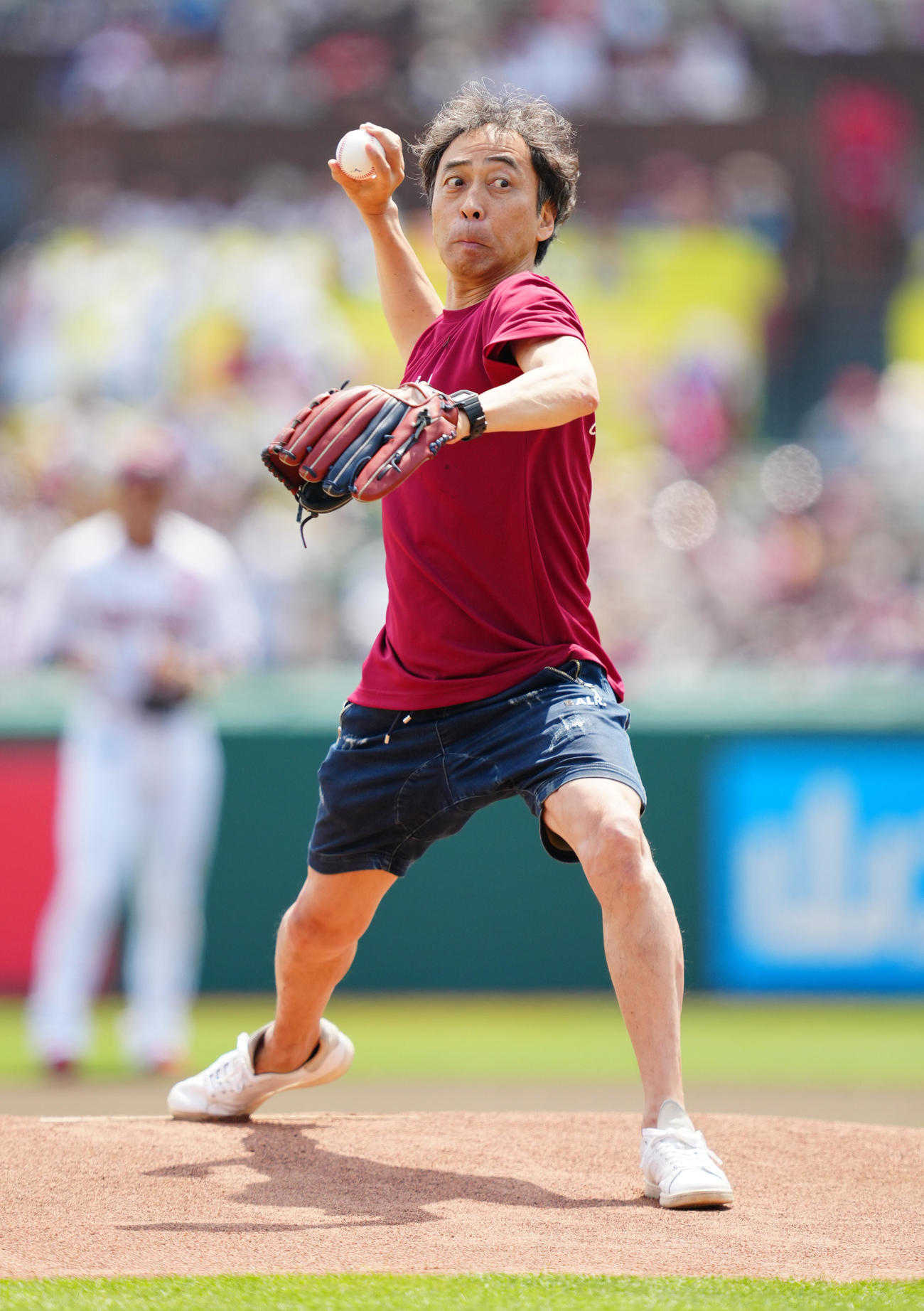 楽天対日本ハム　始球式で投球するペナルティのワッキー（撮影・鈴木みどり）