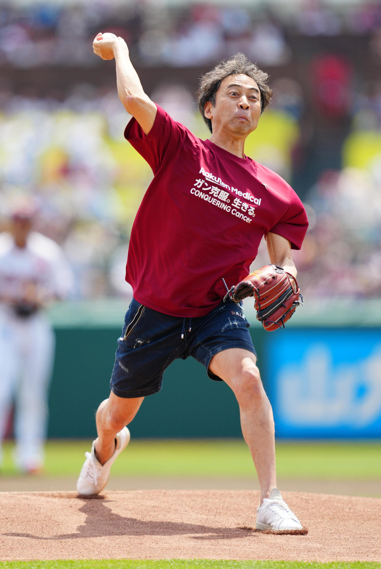 楽天対日本ハム　始球式で投球するペナルティのワッキー（撮影・鈴木みどり）