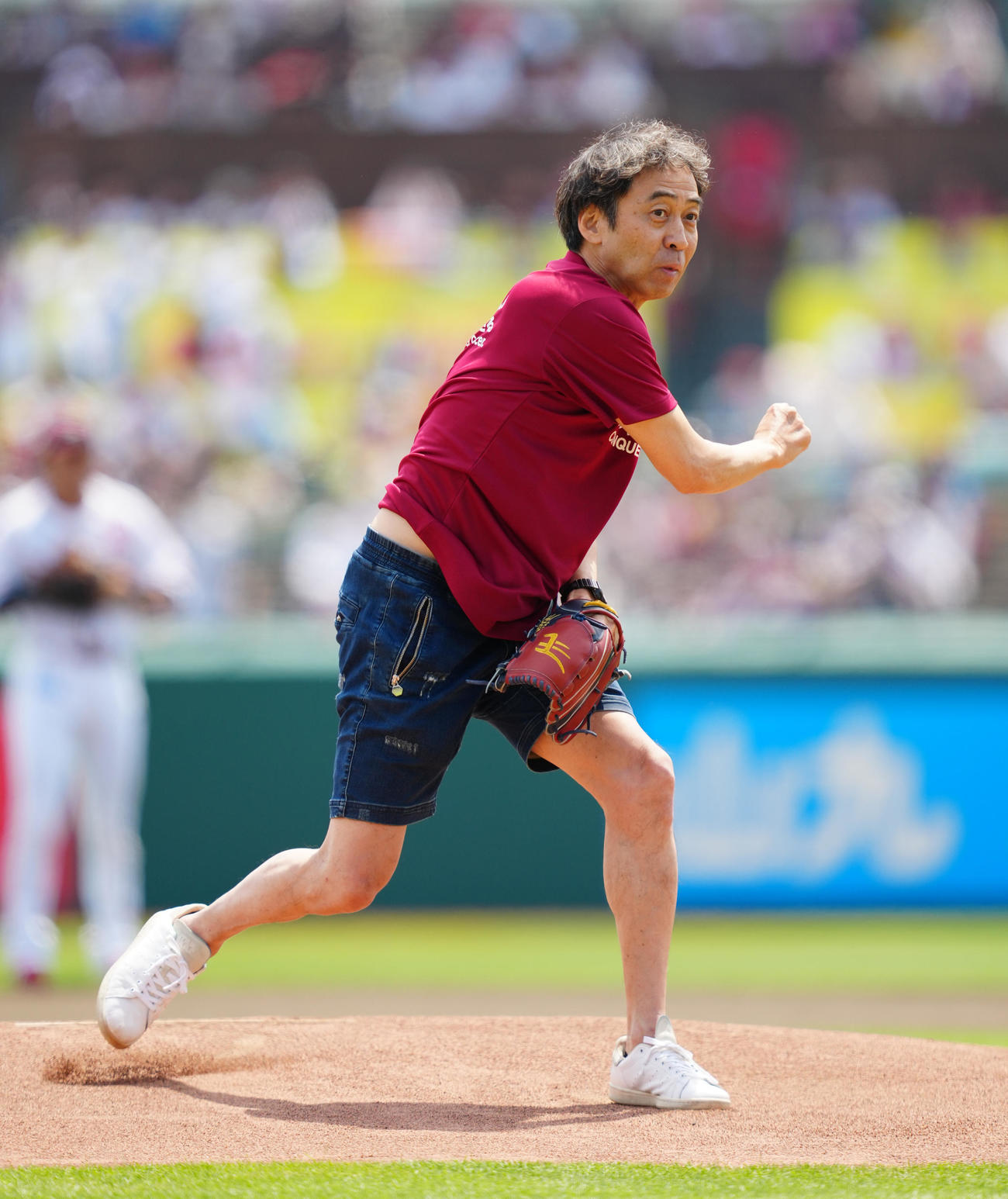 楽天対日本ハム　始球式で投球するペナルティのワッキー（撮影・鈴木みどり）