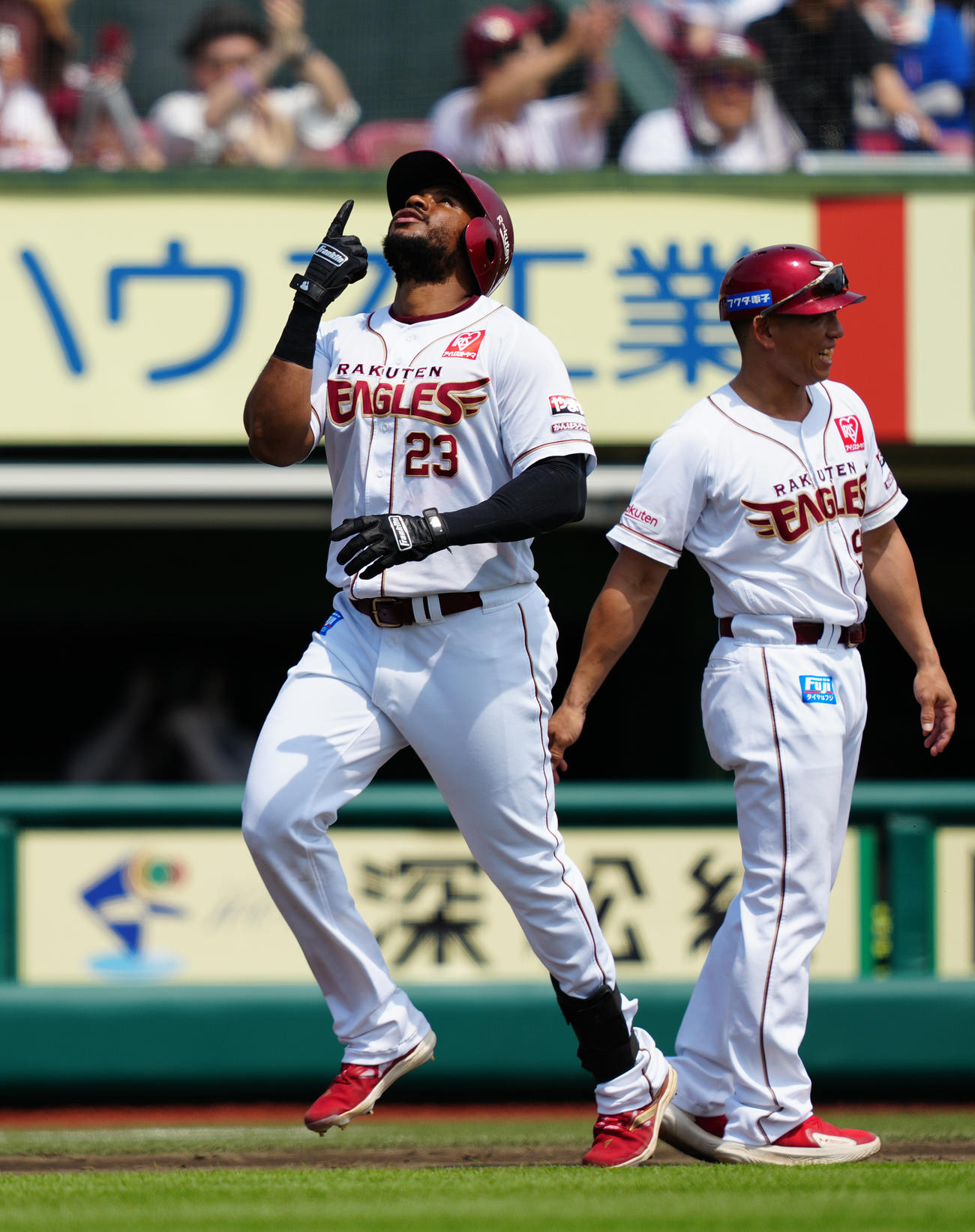 楽天対日本ハム　2回裏楽天無死、左中間にソロ本塁打を放ったフランコはダイヤモンドをまわる（撮影・鈴木みどり）