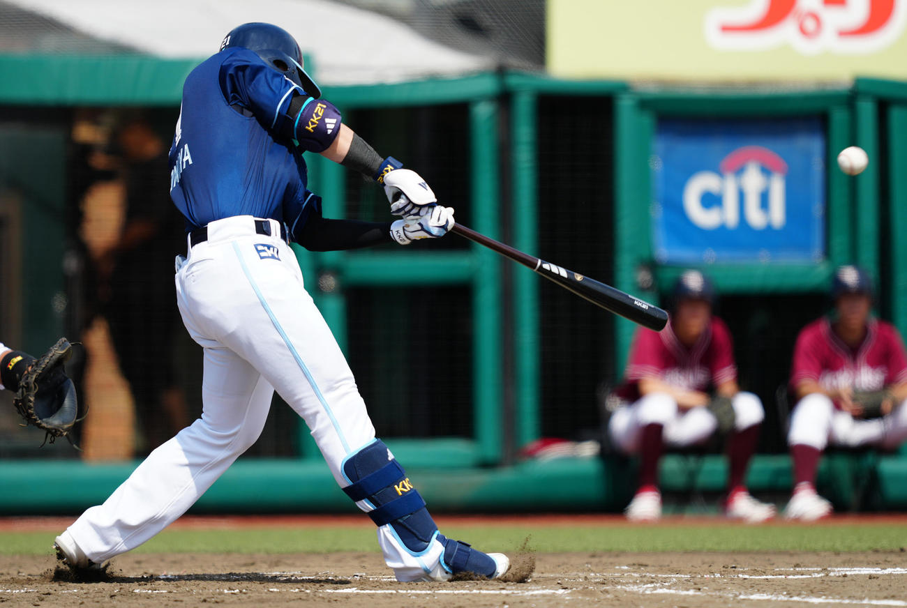 楽天対日本ハム　4回表日本ハム1死一、三塁、右越え3点本塁打を放つ清宮幸（撮影・鈴木みどり）