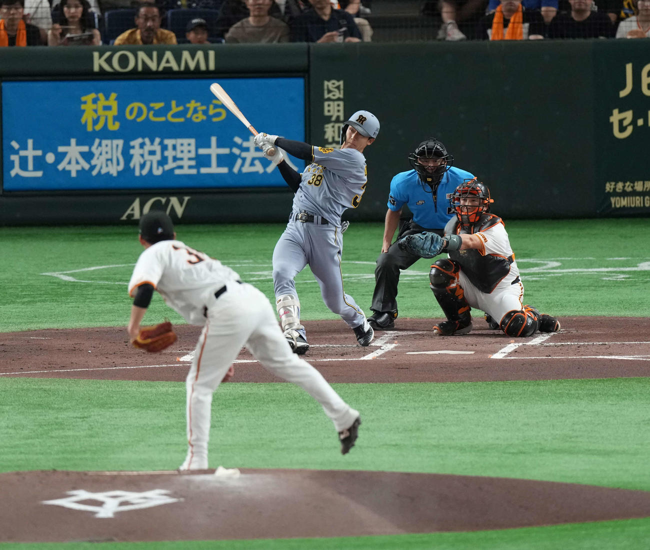 巨人対阪神　2回表阪神2死、右越え本塁打を放つ小幡（撮影・井上学）