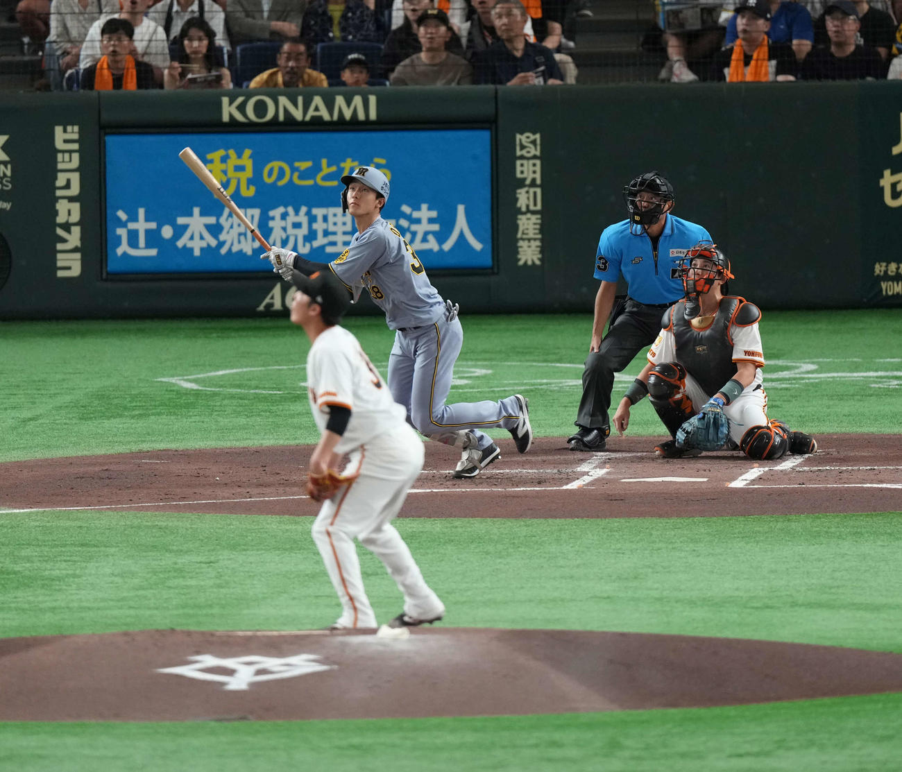 巨人対阪神　2回表阪神2死、右越え本塁打を放つ小幡（撮影・井上学）