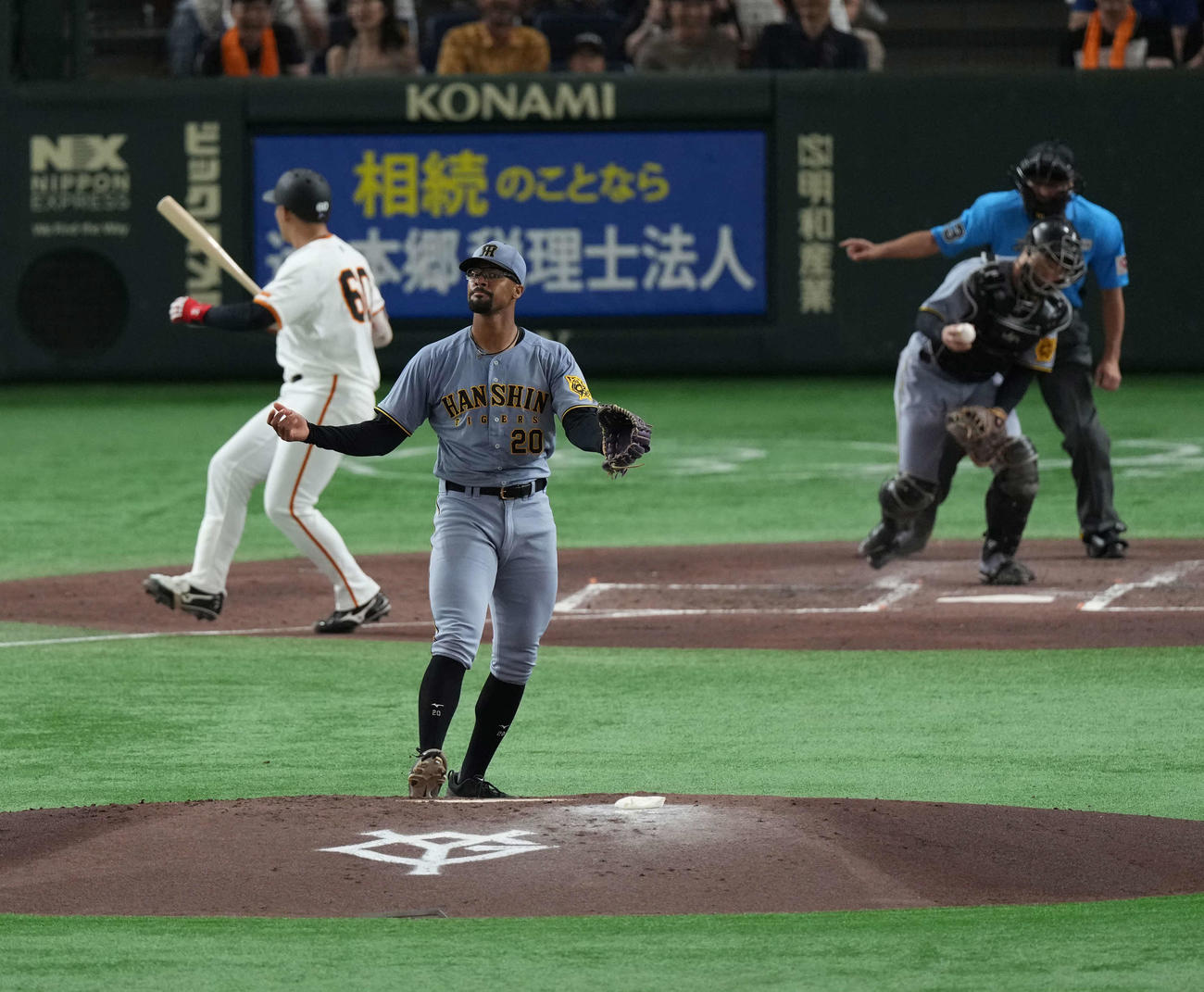 巨人対阪神　3回のピンチをしのぎガッツポーズのデュプランティエ（撮影・井上学）