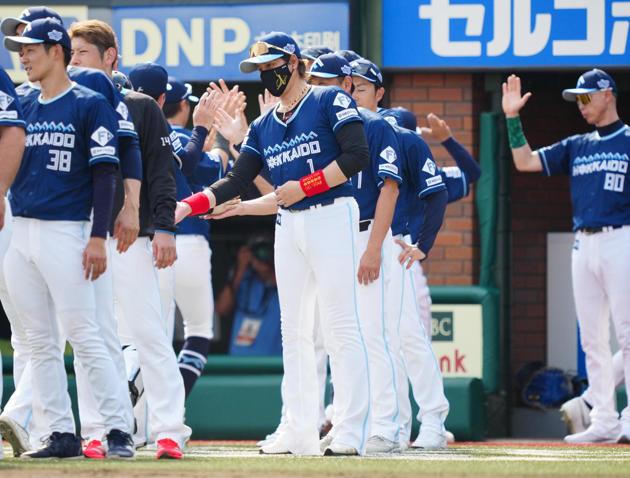 楽天対日本ハム　楽天に勝利し、ナインを迎える日本ハム新庄監督（中央）（撮影・鈴木みどり）