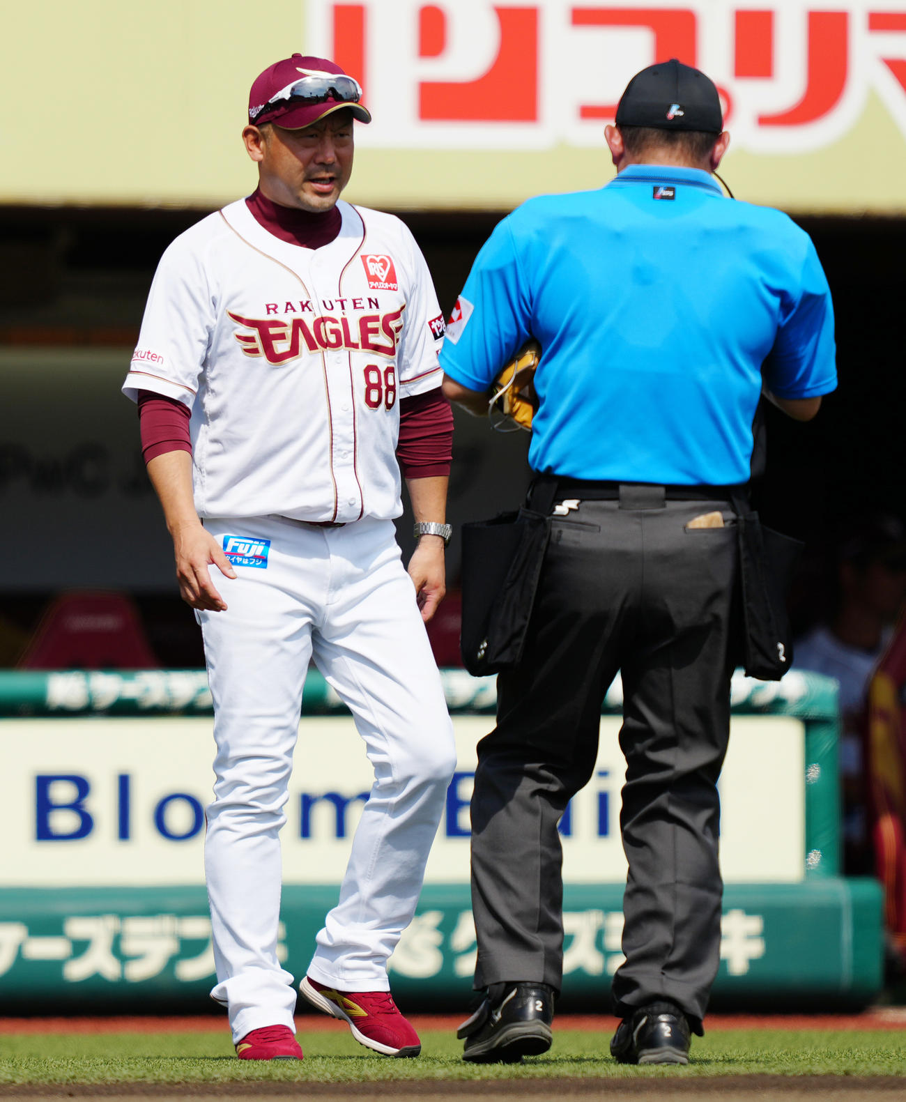 楽天対日本ハム　6回表途中で先発内の降板を告げる楽天三木監督（撮影・鈴木みどり）