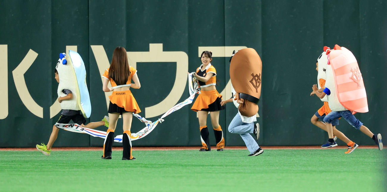 巨人対阪神　すしレースで激走する子どもたち（撮影・浅見桂子）