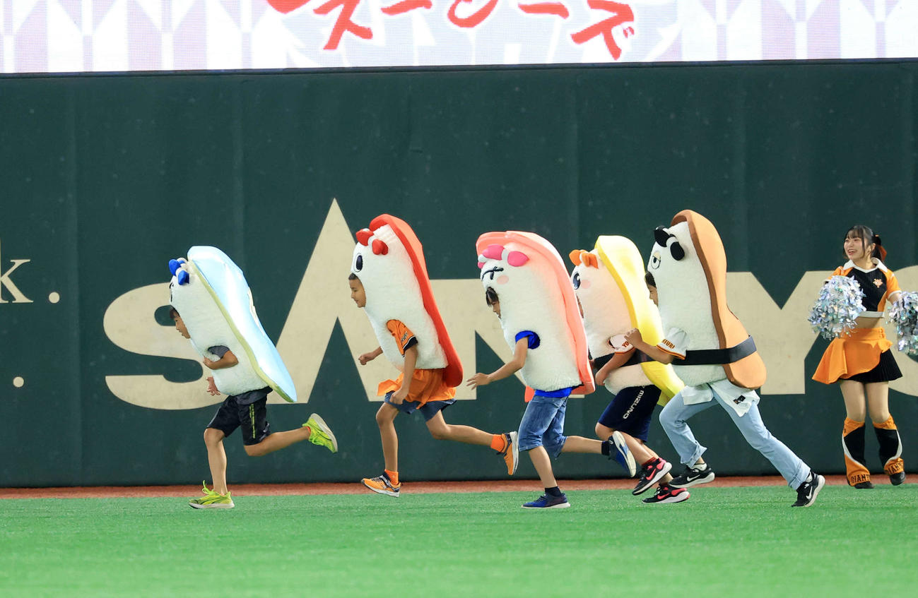 巨人対阪神　すしレースで激走する子どもたち（撮影・浅見桂子）