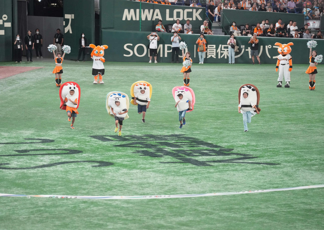 巨人対阪神　すしレースはコハダの勝ち（撮影・井上学）