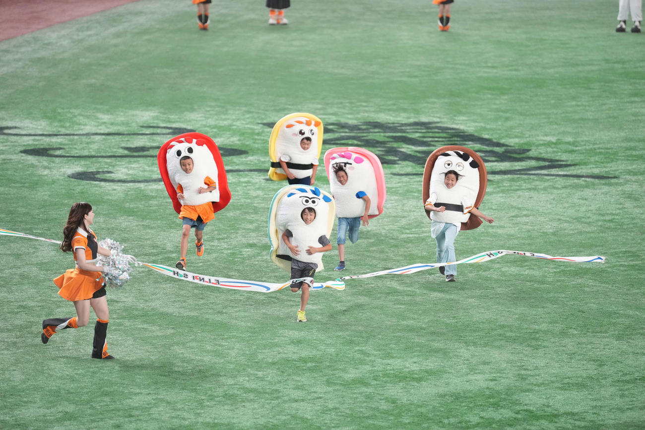 巨人対阪神　すしレースはコハダの勝ち（撮影・井上学）