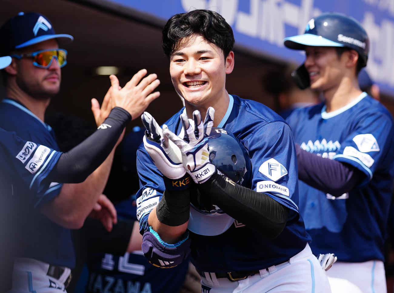 楽天対日本ハム　4回表日本ハム1死一、三塁、右越え3点本塁打を放った清宮幸（中央）はカメラに向かってポーズ（撮影・鈴木みどり）