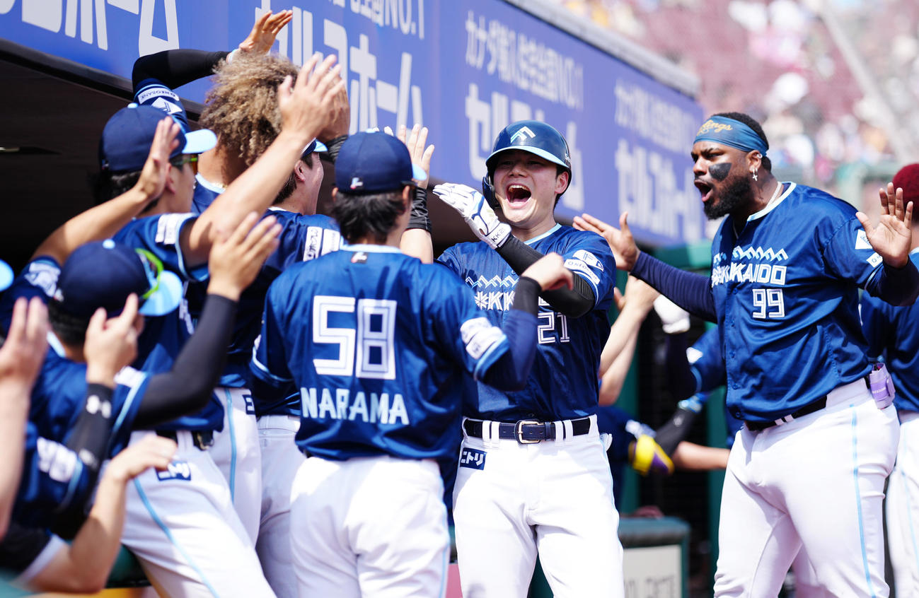 楽天対日本ハム　4回表日本ハム1死一、三塁、右越え3点本塁打を放った清宮幸（中央）はナインと笑顔でハイタッチ（撮影・鈴木みどり）