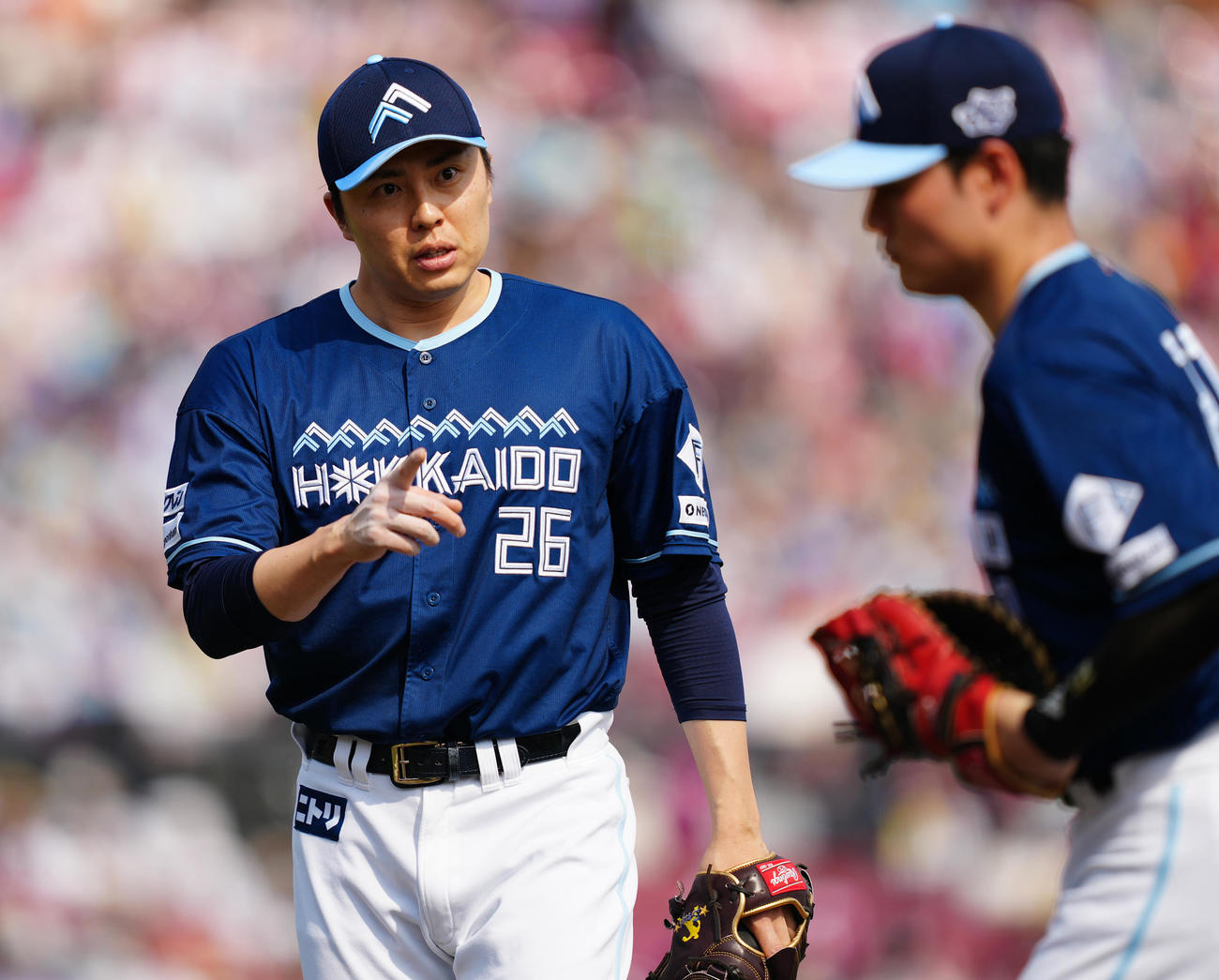 楽天対日本ハム　8回裏楽天2死、黒川を一ゴロに仕留め、一塁手清宮幸（右）を指さす田中（撮影・鈴木みどり）