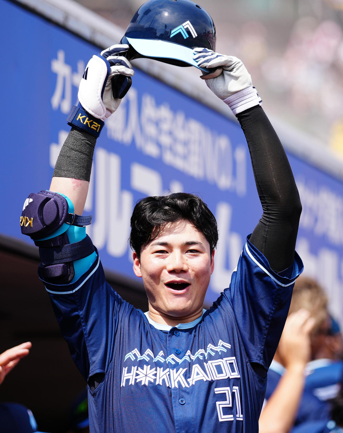 楽天対日本ハム　4回表日本ハム1死一、三塁、右越え3点本塁打を放った清宮幸はヘルメットを掲げる（撮影・鈴木みどり）