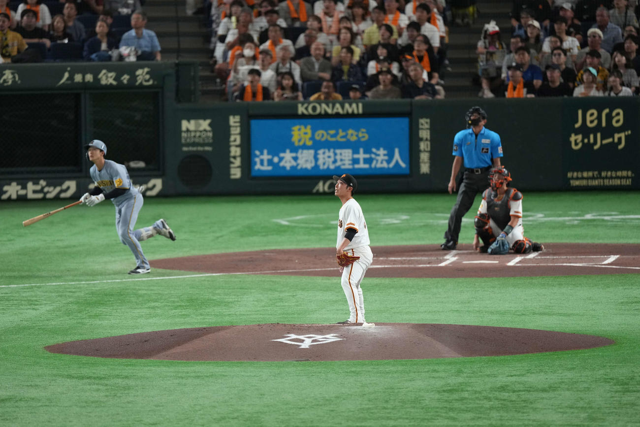 巨人対阪神　2回表阪神2死、小幡に右越え本塁打を浴びる赤星幡（撮影・井上学）