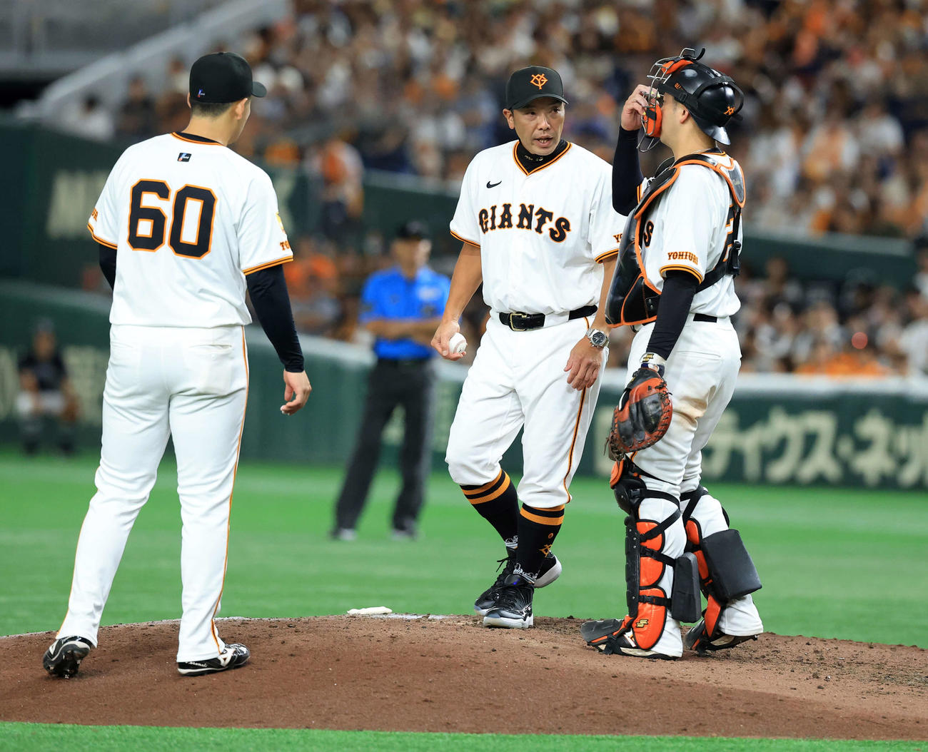 巨人対阪神　8回表阪神1死二塁、投手交代を告げマウンドで岸田（右）に声をかける阿部監督（中央）（撮影・浅見桂子）