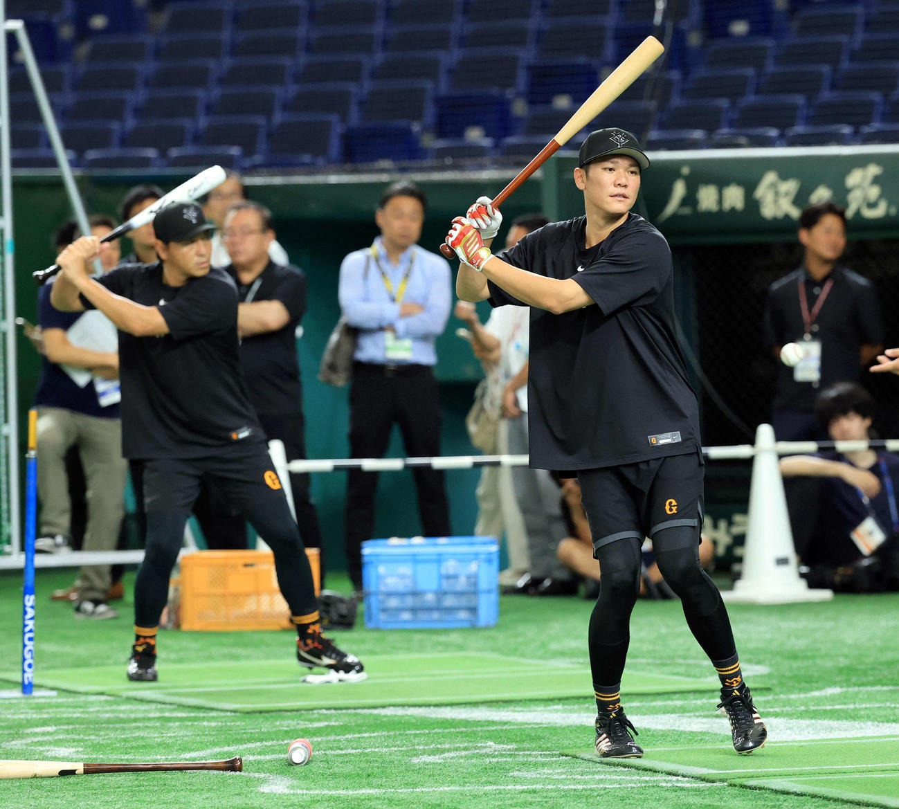巨人対阪神　並んでティー打撃する巨人坂本（右）と長野（撮影・浅見桂子）