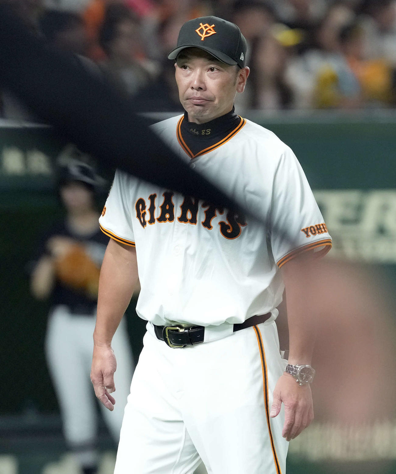 巨人対阪神　5回表、選手の交代を告げベンチに戻る巨人阿部監督（撮影・たえ見朱実）